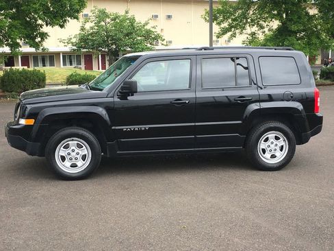 Used 2016 Jeep Patriot Sport w/ Power Value Group AWD/4WD image 3