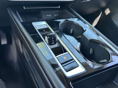 Certified 2025 Volkswagen Atlas SE FWD image 24
