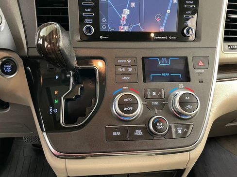 Used 2018 Toyota Sienna XLE Premium AWD/4WD image 37