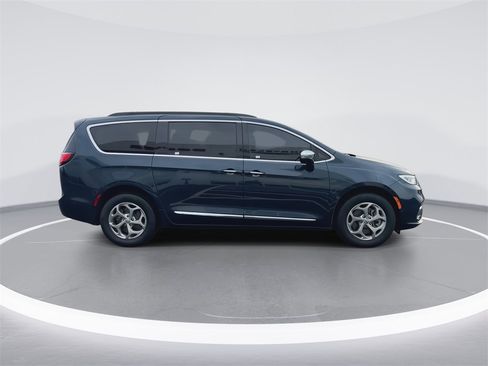 Used 2022 Chrysler Pacifica Limited image 9