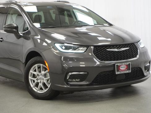 Certified 2021 Chrysler Pacifica Touring-L FWD image 3