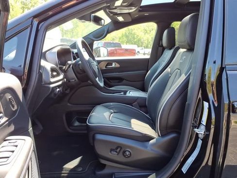 New 2027 Chrysler Pacifica Limited w/ S Appearance Package FWD image 13