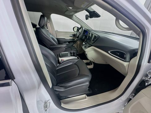 Used 2024 Chrysler Pacifica Touring-L image 32