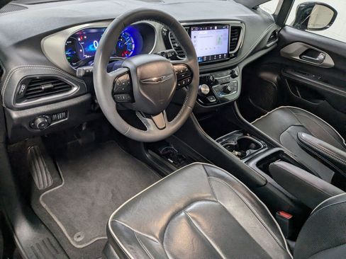 Certified 2023 Chrysler Pacifica Limited FWD image 12