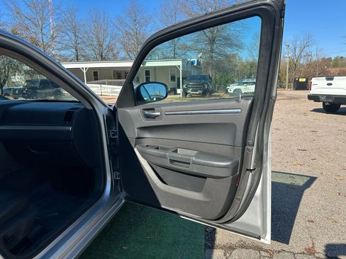 Used 2009 Chrysler 300 Touring image 18