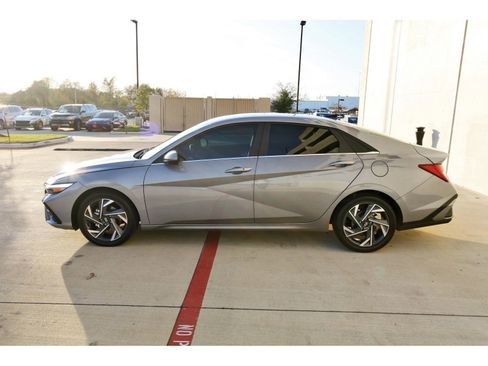 Certified 2025 Hyundai Elantra SEL image 6