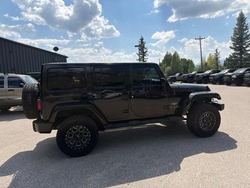 Used 2016 Jeep Wrangler Unlimited Sahara w/ Connectivity Group AWD/4WD image 10