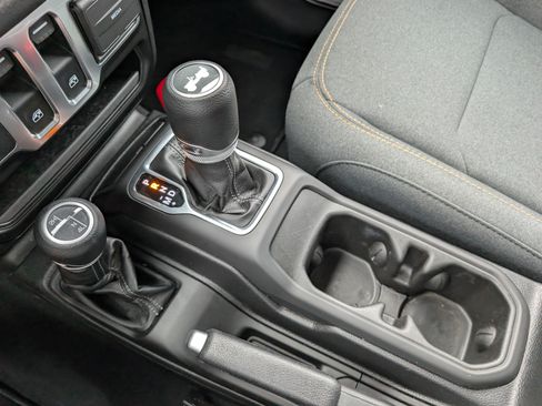 Used 2025 Jeep Wrangler Sport AWD/4WD image 17