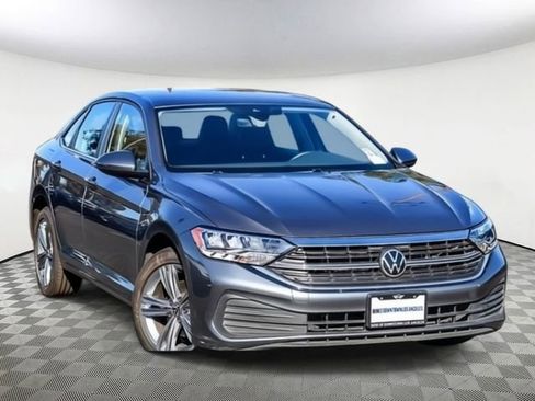 Used 2024 Volkswagen Jetta SE FWD image 2