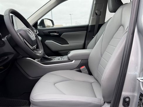 Used 2023 Toyota Highlander XLE image 12