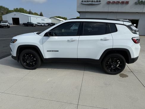 Used 2025 Jeep Compass Latitude w/ Convenience Group AWD/4WD image 5
