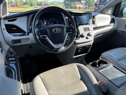Used 2018 Toyota Sienna XLE w/ XLE Navigation Package FWD image 22