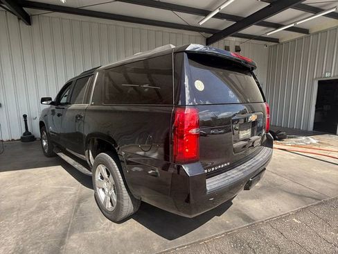 Used 2017 Chevrolet Suburban LT RWD image 4