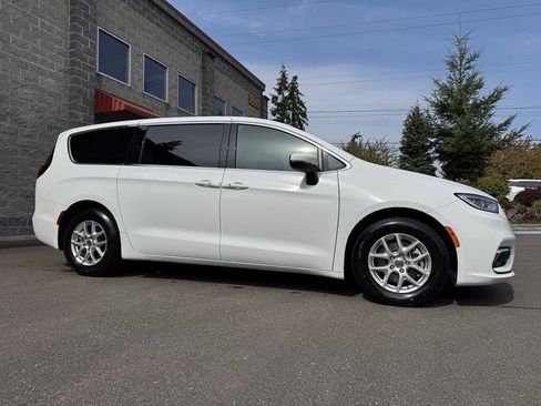 Used 2023 Chrysler Pacifica Touring FWD image 2