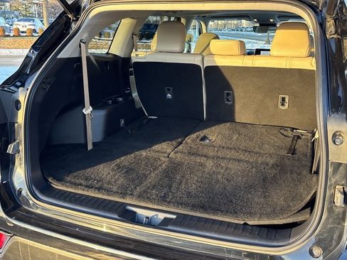 Used 2023 Toyota Highlander XLE image 8