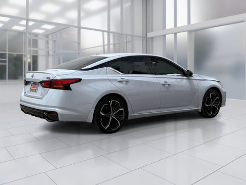Used 2025 Nissan Altima 2.5 SR FWD image 6