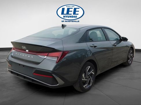 Used 2025 Hyundai Elantra Sport image 3
