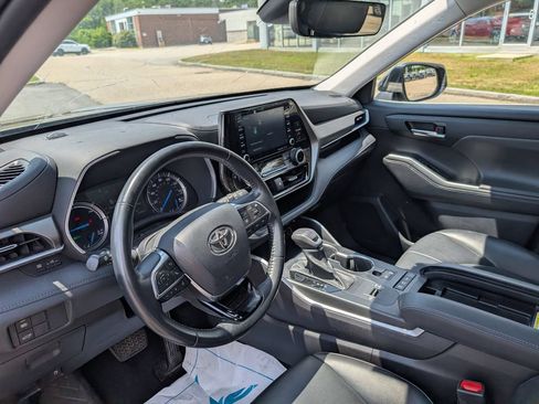 Used 2021 Toyota Highlander XLE AWD/4WD image 18