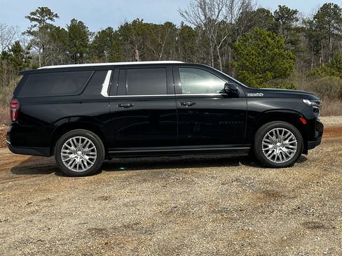 Used 2023 Chevrolet Suburban High Country image 14