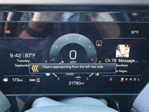 Used 2025 GMC Yukon XL AT4 AWD/4WD image 11
