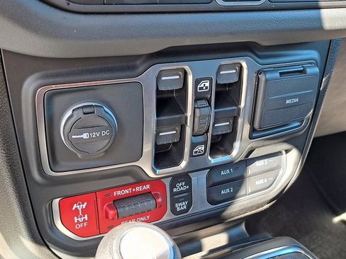 Used 2024 Jeep Gladiator Rubicon image 17