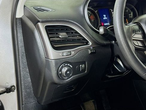 Used 2019 Jeep Cherokee Latitude w/ Popular Appearance Group image 8