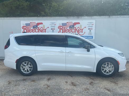 New 2025 Chrysler Pacifica Select w/ Uconnect Theater Family Group image 2