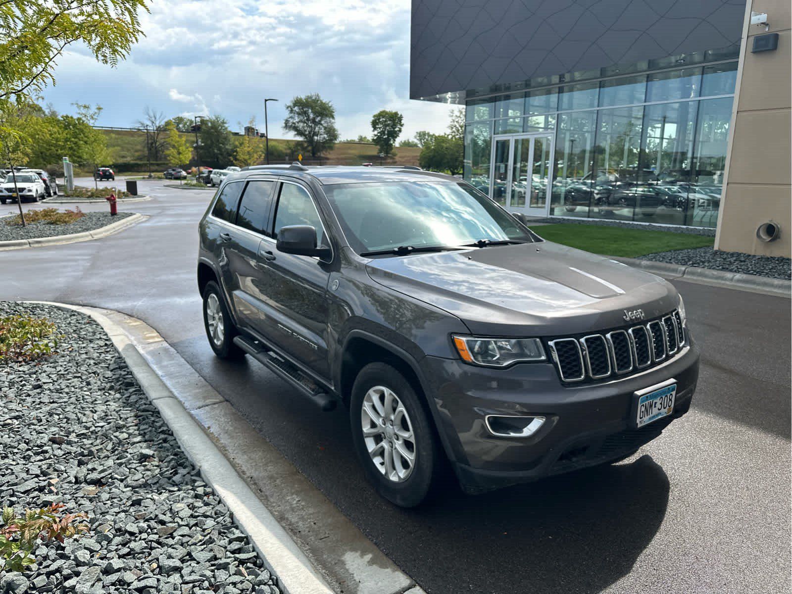 Used 2021 Jeep Grand Cherokee Laredo AWD/4WD image 9