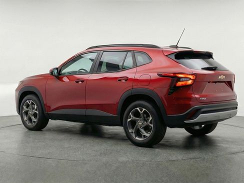 Used 2025 Chevrolet Trax LT image 6