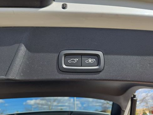 Used 2025 Volvo XC40 B5 Core image 7