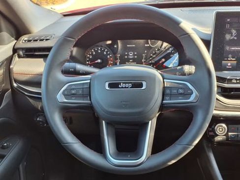 Used 2025 Jeep Compass Trailhawk AWD/4WD image 19