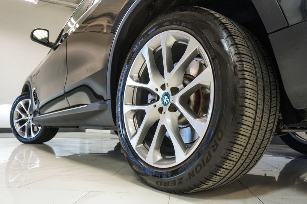 Used 2025 BMW X5 xDrive50e AWD/4WD image 35