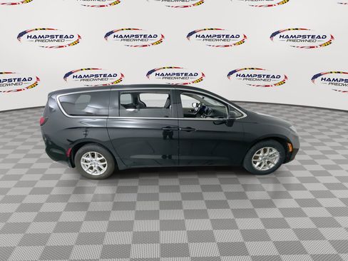 Used 2023 Chrysler Pacifica Touring-L FWD image 9