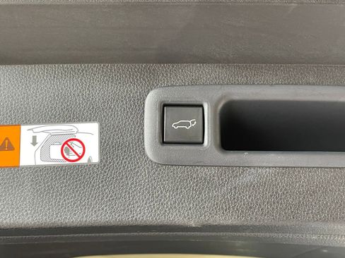Used 2025 Toyota Highlander LE FWD image 23