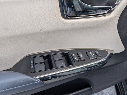 Used 2013 Toyota Avalon XLE image 11