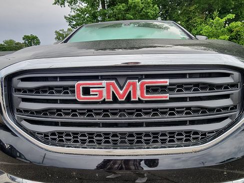 Used 2017 GMC Acadia SLE FWD image 11