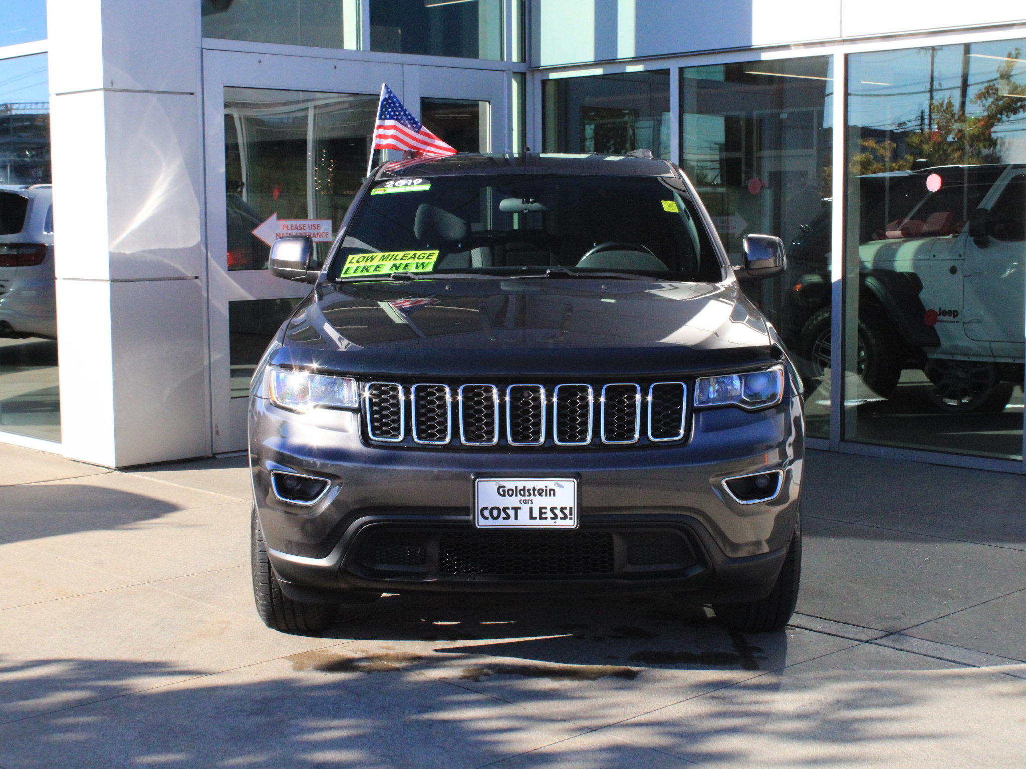 Used 2019 Jeep Grand Cherokee Laredo AWD/4WD image 2