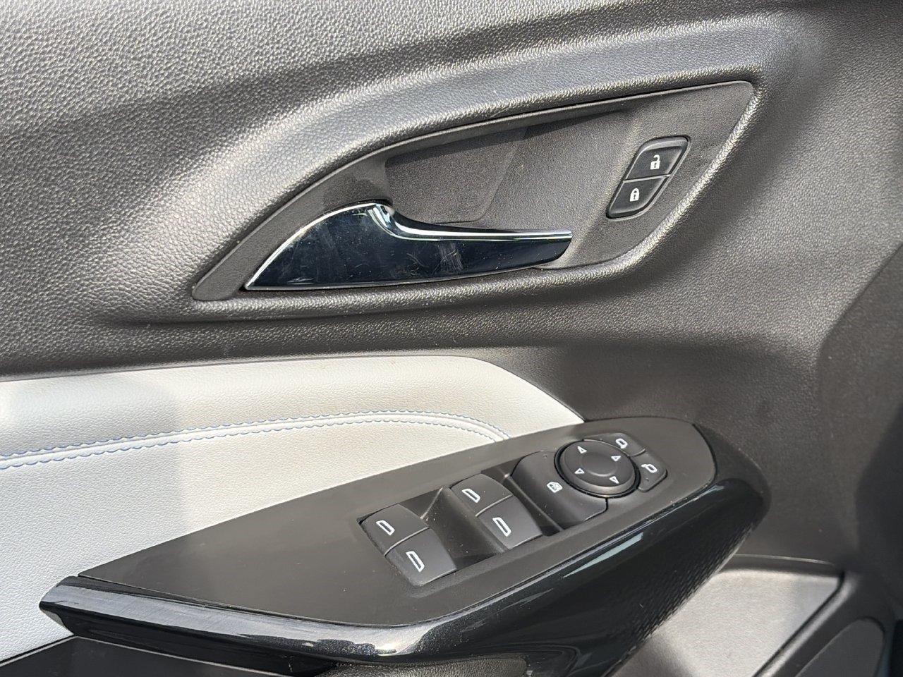 Used 2025 Chevrolet Trax LT FWD image 25
