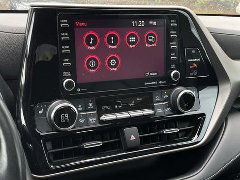 Used 2022 Toyota Highlander XLE AWD/4WD image 17