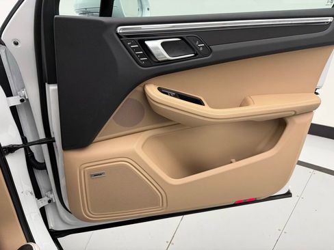 Used 2025 Porsche Macan image 44