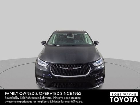 Used 2023 Chrysler Pacifica Touring-L FWD image 3