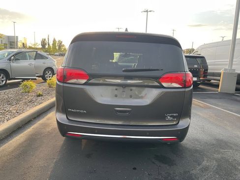 Used 2017 Chrysler Pacifica Limited w/ UConnect Theater Package FWD image 5