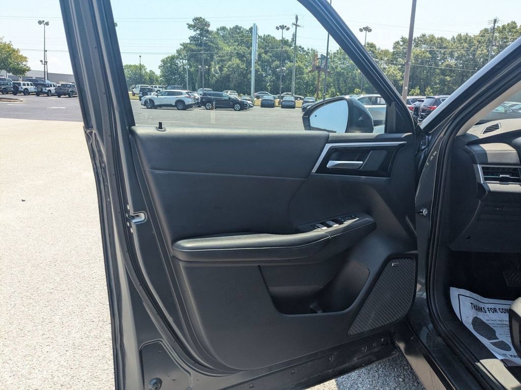 Used 2025 Mitsubishi Outlander SE FWD image 12