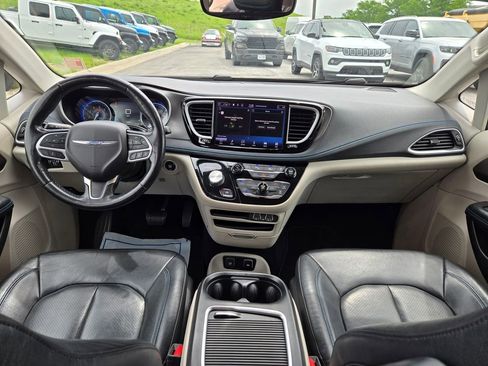 Used 2021 Chrysler Pacifica Touring-L FWD image 17