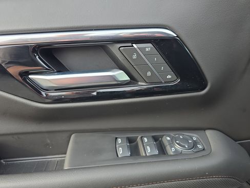 Used 2025 Chevrolet Tahoe High Country AWD/4WD image 19