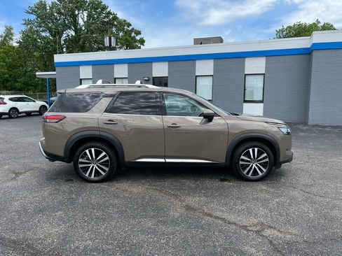 Used 2023 Nissan Pathfinder Platinum AWD/4WD image 8