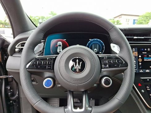 New 2025 Maserati Grecale GT image 16