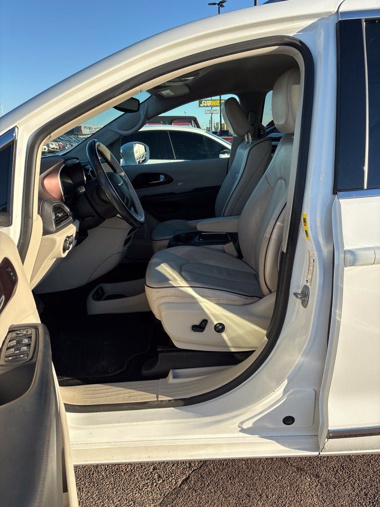 Used 2018 Chrysler Pacifica Limited FWD image 14