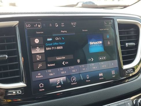 Used 2023 Chrysler Pacifica Touring-L FWD image 17
