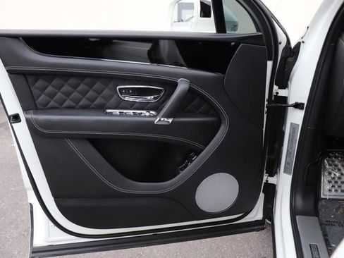 Used 2017 Bentley Bentayga image 41